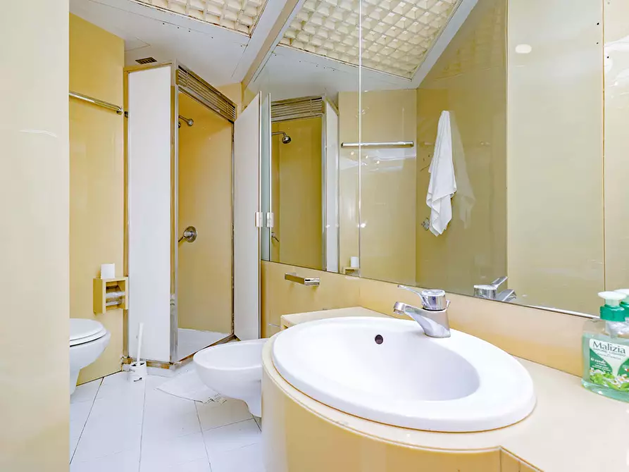 Immagine 17 di Camera in affitto  in Via Cesare Battisti13 a Milano