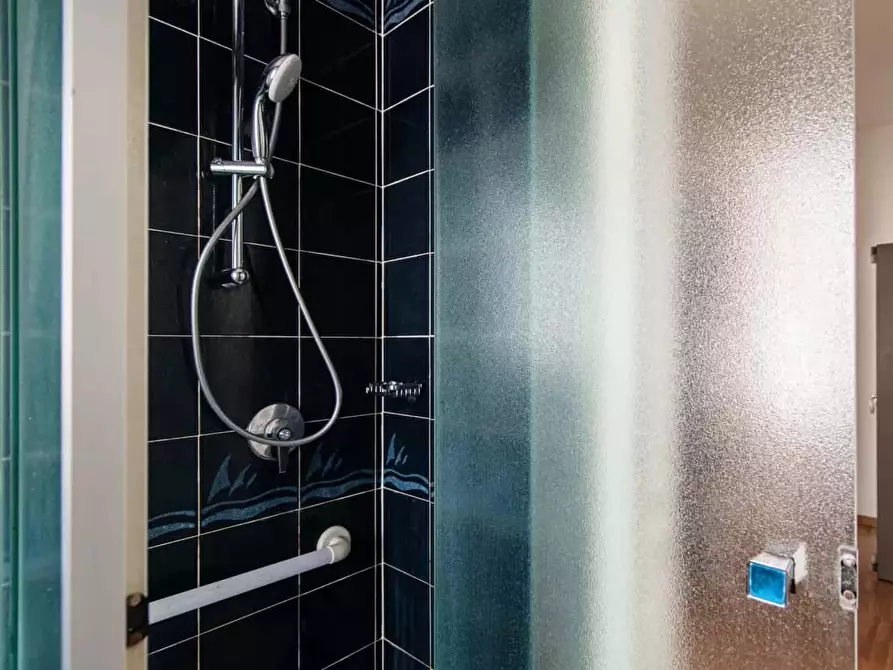 Immagine 47 di Appartamento in affitto  in Via Rezzonico a Como