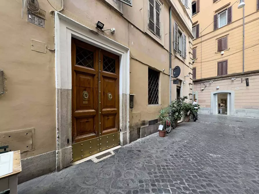 Immagine 32 di Appartamento in affitto  in Via Mario de' Fiori42 a Roma