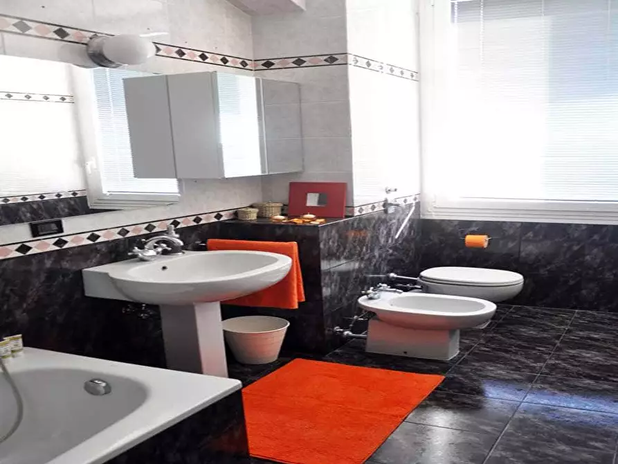 Immagine 24 di Camera in affitto  in Via Gustavo Fara39 a Milano