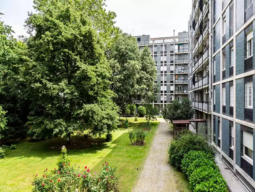 Immagine 18 di Camera in affitto  in Via Tiziano18 a Milano