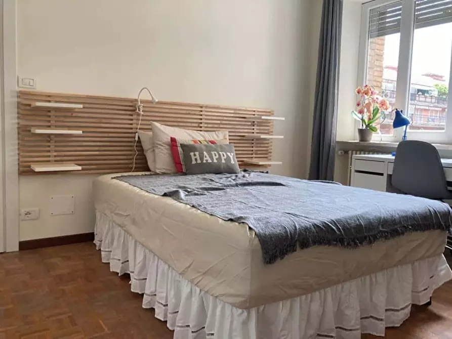 Immagine 2 di Camera in affitto  in Via Tiziano Vecellio46 a Torino