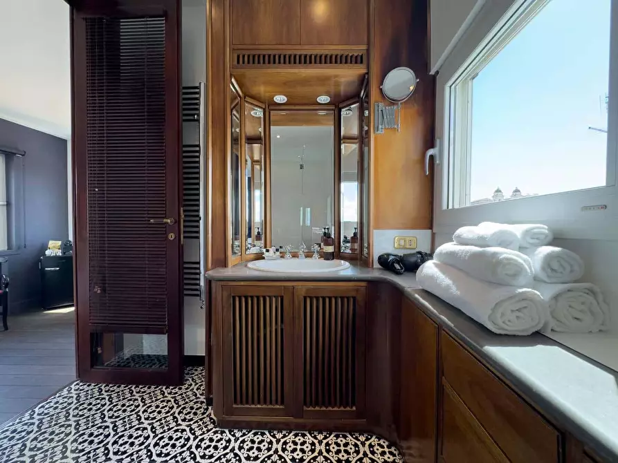 Immagine 23 di Appartamento in affitto  in Via Mario de' Fiori42 a Roma