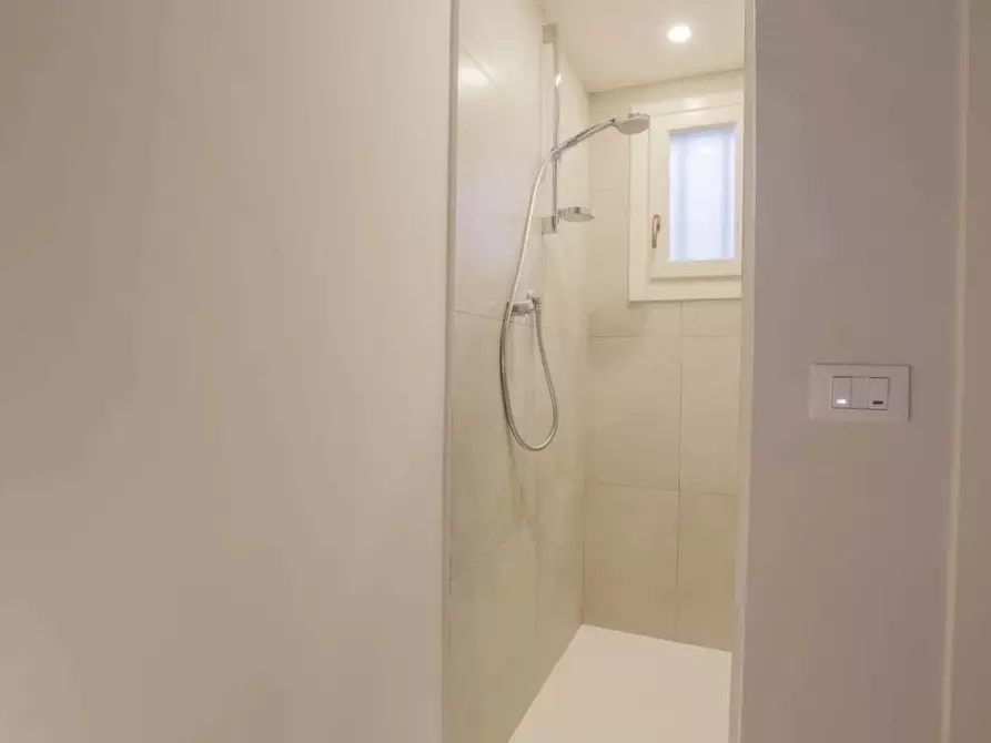 Immagine 8 di Appartamento in affitto  in Via del Ghironcello3 a Lucca