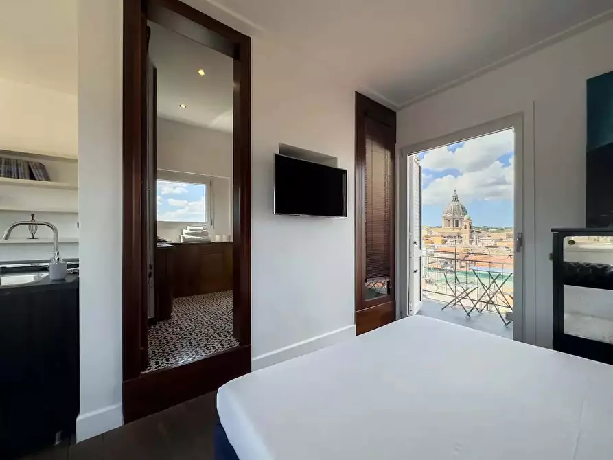 Immagine 6 di Appartamento in affitto  in Via Mario de' Fiori42 a Roma