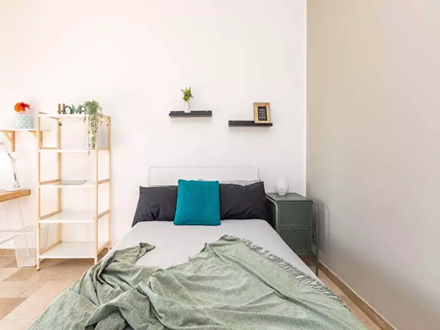 Immagine 2 di Camera in affitto  in Via Arcivescovo Romilli4 a Milano