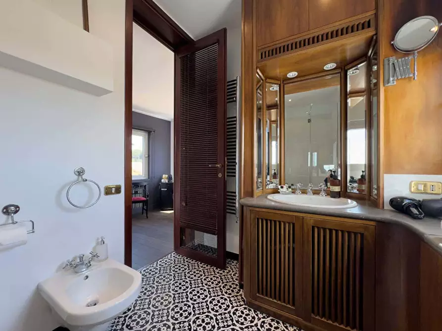 Immagine 30 di Appartamento in affitto  in Via Mario de' Fiori42 a Roma