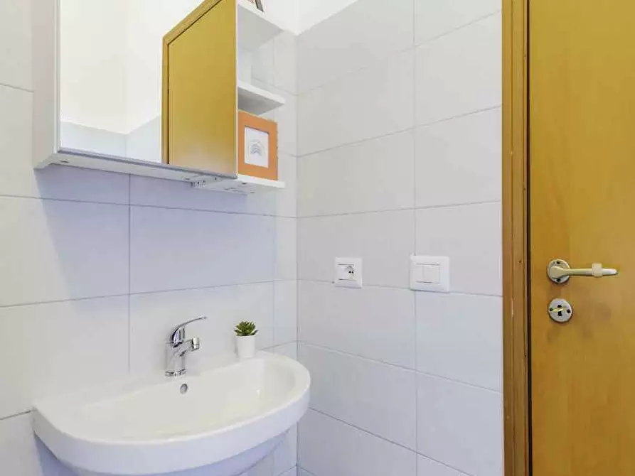 Immagine 21 di Camera in affitto  in Via Fiume delle Perle146 a Roma