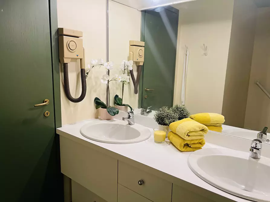 Immagine 9 di Camera in affitto  in Viale Coni Zugna43 a Milano
