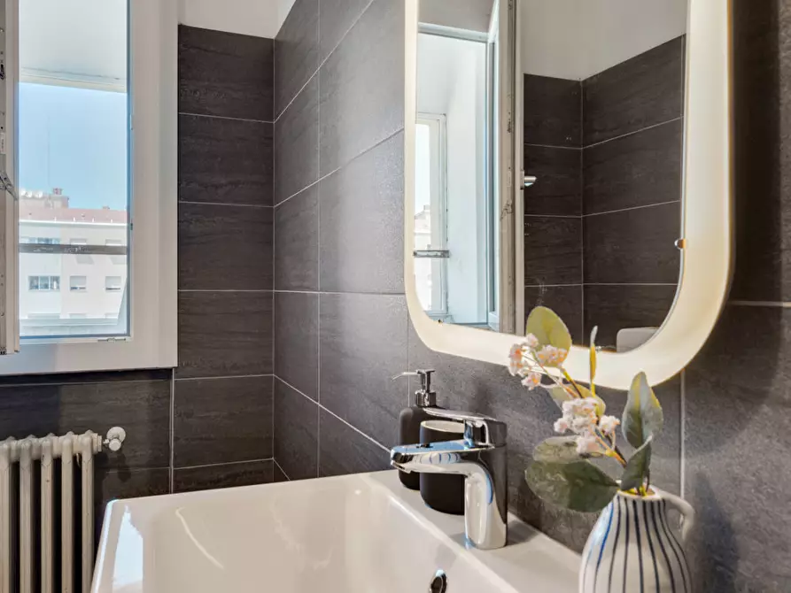 Immagine 16 di Camera in affitto  in Via F. R. Lamennais5 a Milano