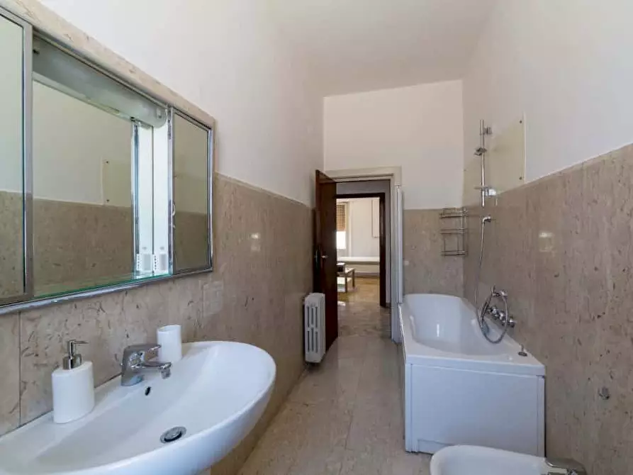 Immagine 10 di Camera in affitto  in Viale dei Mille8 a Firenze