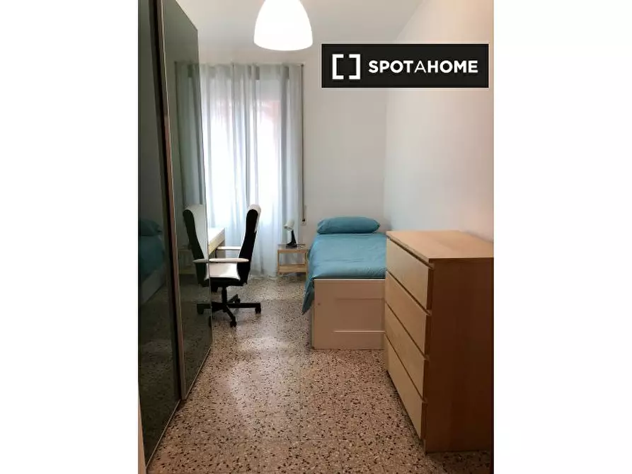 Immagine 1 di Camera condivisa in affitto  in Via Monte Cervialto a Roma