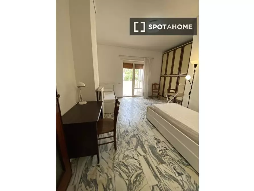 Immagine 4 di Camera condivisa in affitto  in Viale Maria Bakunin a Napoli