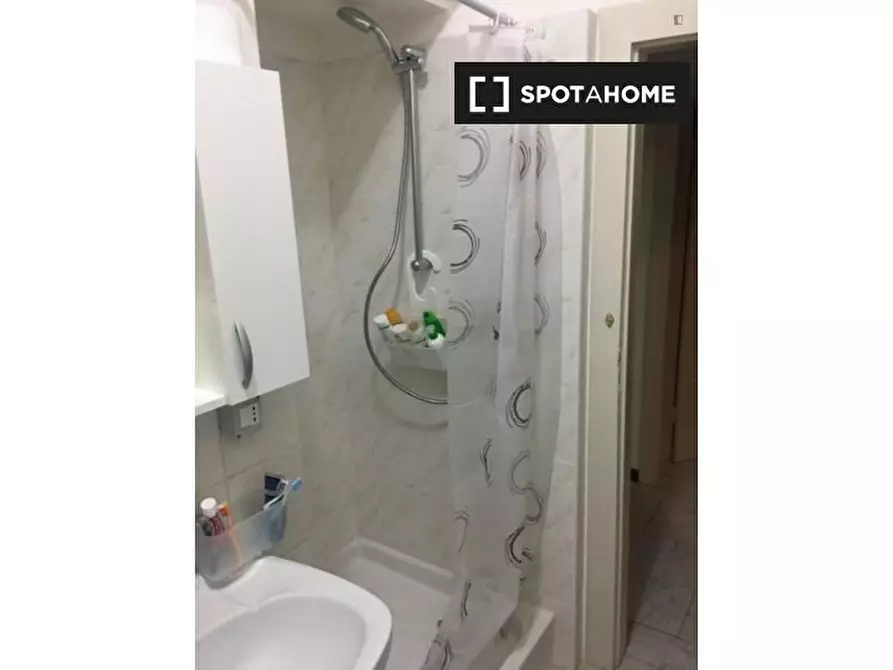 Immagine 8 di Camera condivisa in affitto  in Via de' Carracci a Bologna
