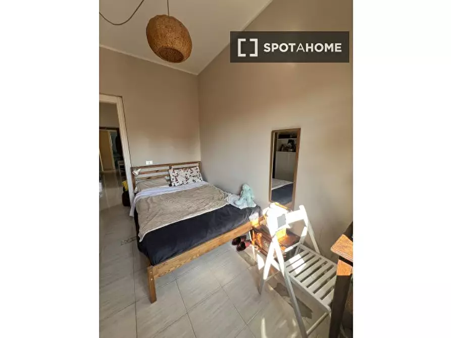 Immagine 1 di Camera condivisa in affitto  in Via Caltanissetta a Roma