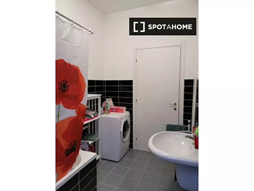 Immagine 16 di Camera condivisa in affitto  in Via Venezia a Genova