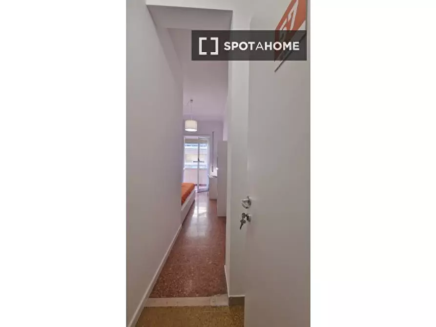 Immagine 1 di Camera condivisa in affitto  in Lungotevere di Pietra Papa a Roma