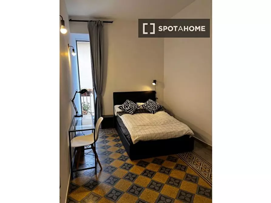 Immagine 3 di Camera condivisa in affitto  in Via Stella a Napoli