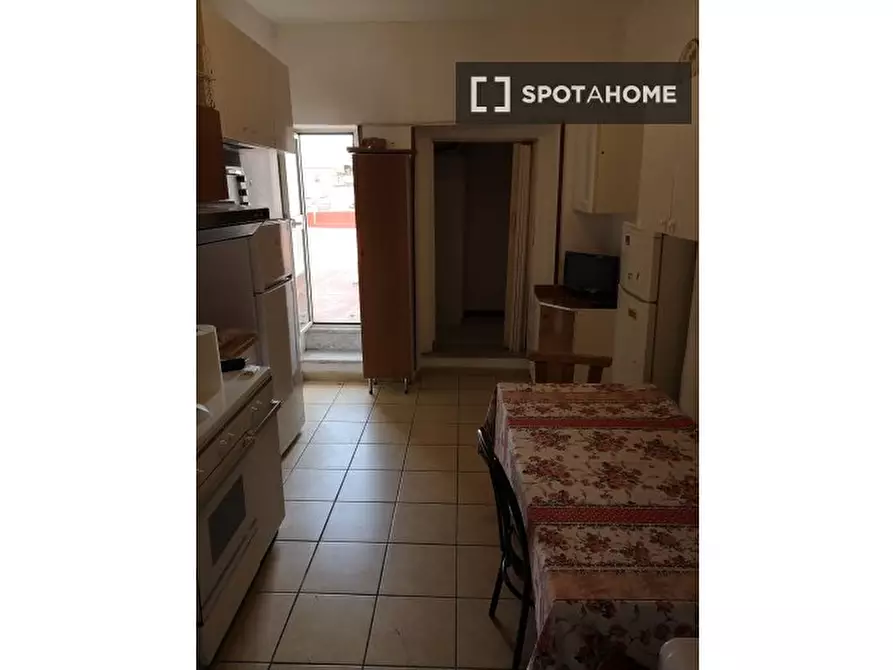 Immagine 4 di Camera condivisa in affitto  in Vico Melofioccolo a Napoli