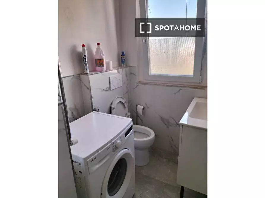 Immagine 15 di Camera condivisa in affitto  in Via delle Acacie a Roma