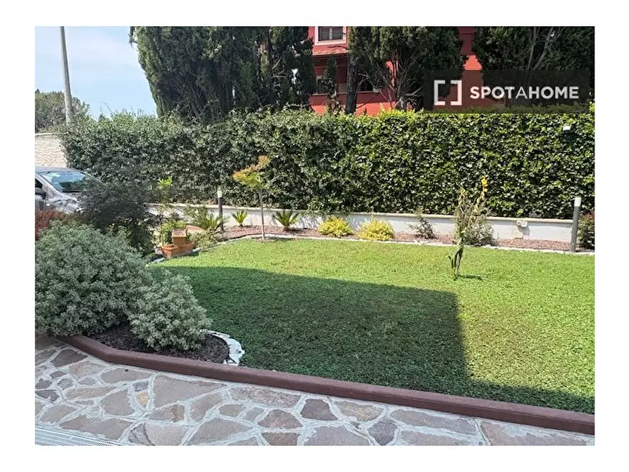 Immagine 9 di Camera condivisa in affitto  in Via dell'Agro Curziano a Roma