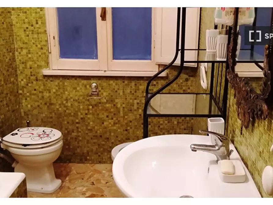 Immagine 7 di Camera condivisa in affitto  in Via Alba a Roma