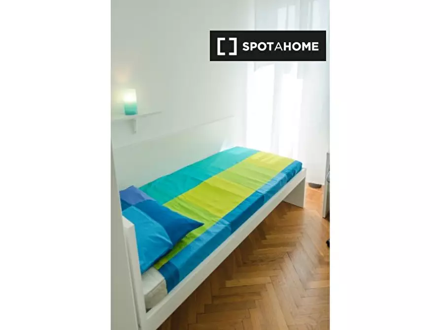 Immagine 2 di Camera condivisa in affitto  in Piazza Tancredi Galimberti a Torino