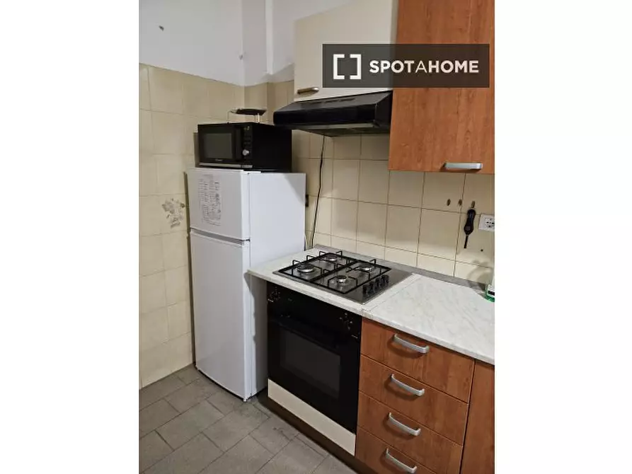 Immagine 3 di Camera condivisa in affitto  in Via dei Centauri a Roma