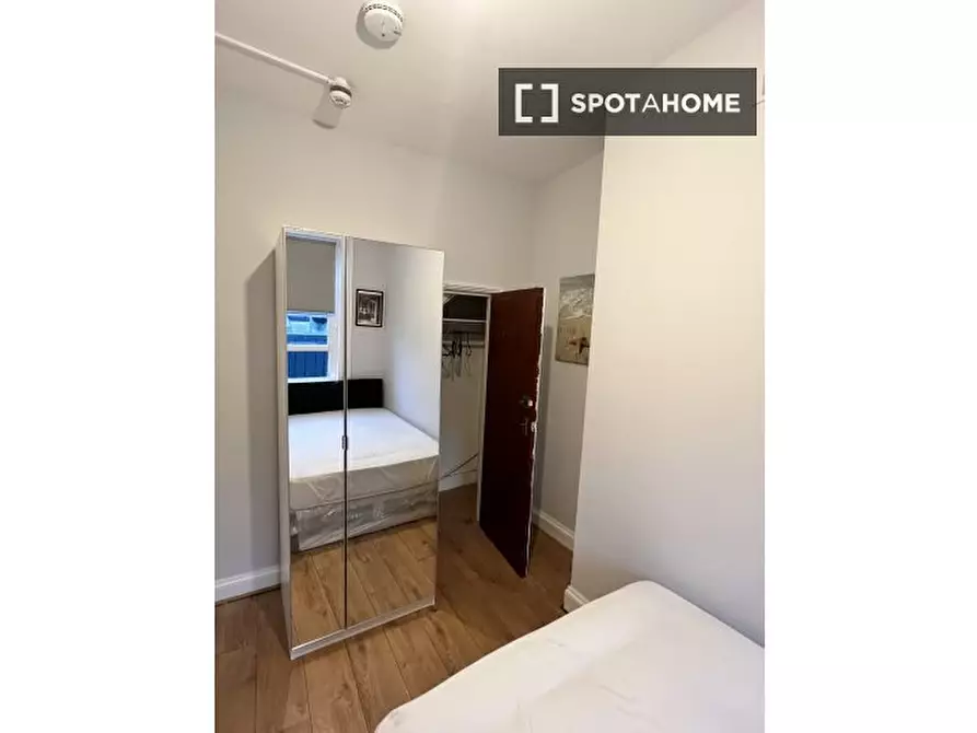Immagine 1 di Camera condivisa in affitto  in Mile End Road a Poplar