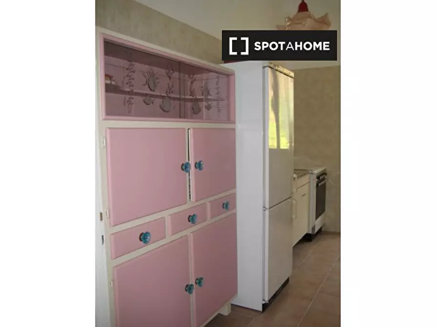 Immagine 12 di Camera condivisa in affitto  in Via degli Umbri a Roma