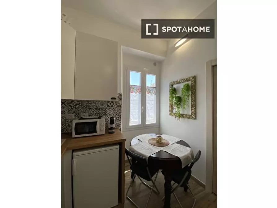 Immagine 5 di Camera condivisa in affitto  in Via Vincenzo Menasi a Roma