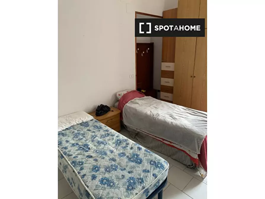 Immagine 6 di Camera condivisa in affitto  in Via Carminiello Al Mercato a Napoli