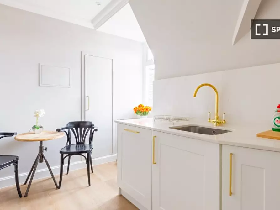 Immagine 2 di Appartamento in affitto  in flat a Kensington