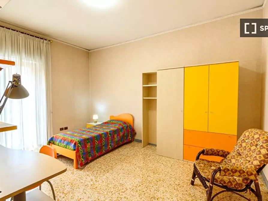 Immagine 2 di Camera condivisa in affitto  in Via delle Robinie a Roma
