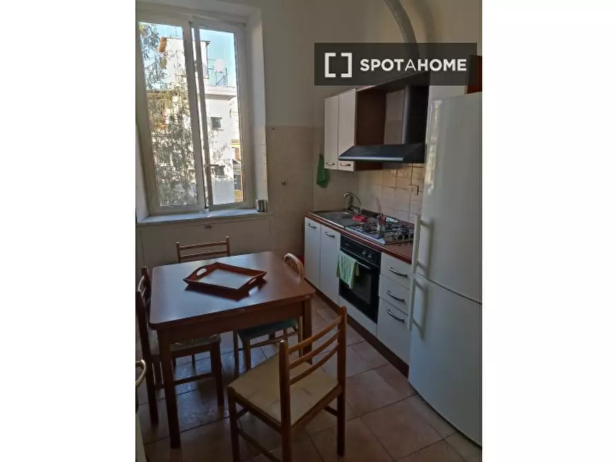 Immagine 2 di Camera condivisa in affitto  in Via Agrigento a Roma