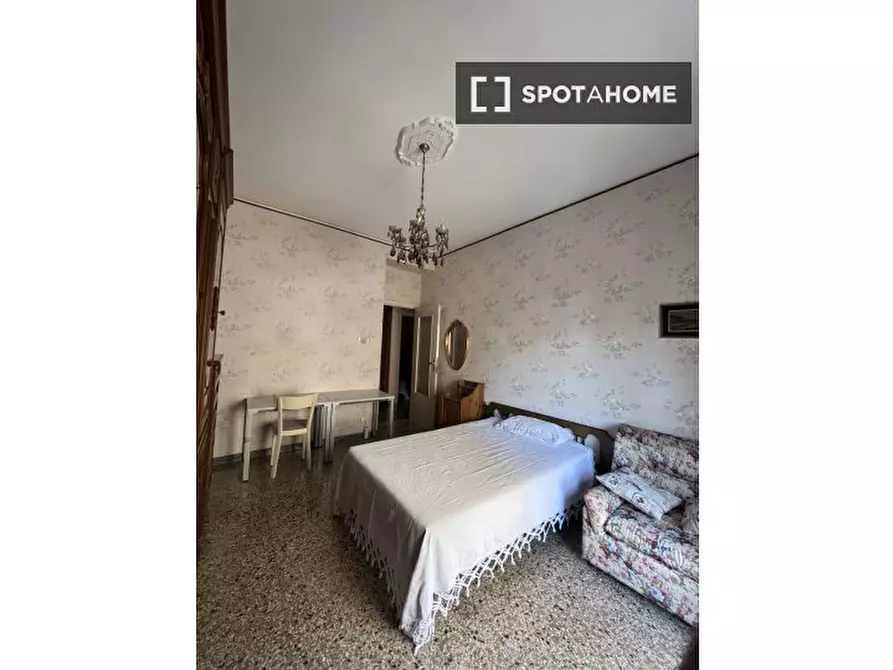 Immagine 13 di Camera condivisa in affitto  in Viale Opita Oppio a Roma