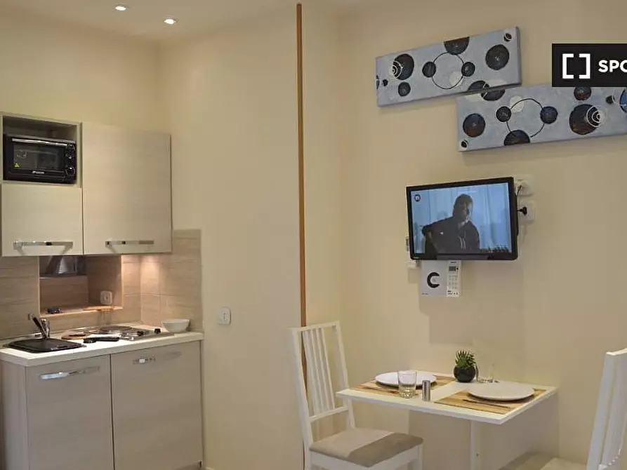 Immagine 2 di Camera condivisa in affitto  in Via Vetulonia a Roma