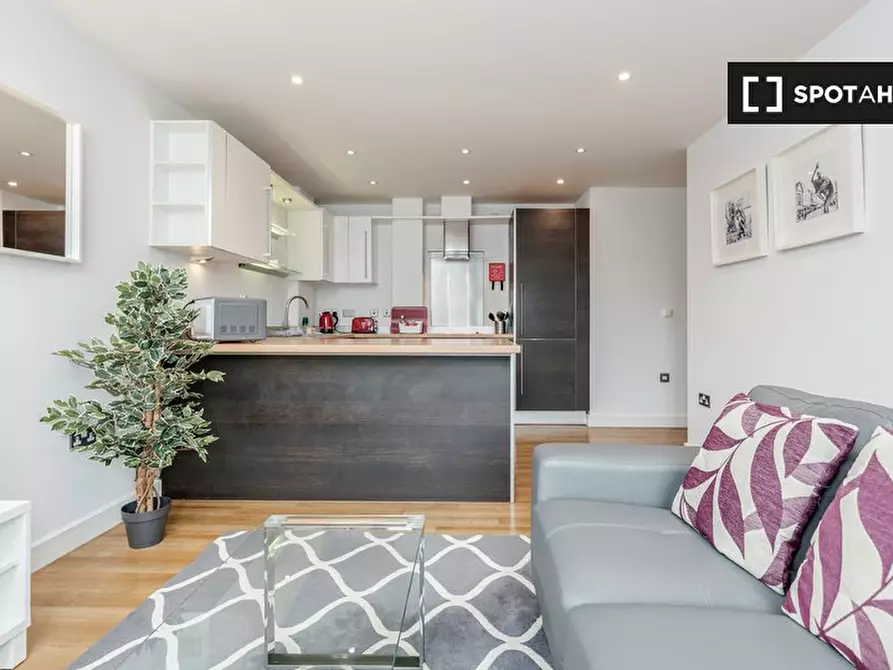Immagine 4 di Appartamento in affitto  in Walnut Tree Cl a Guildford