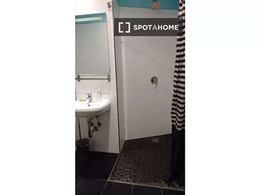 Immagine 18 di Camera condivisa in affitto  in V.le Leonardo da Vinci a Roma