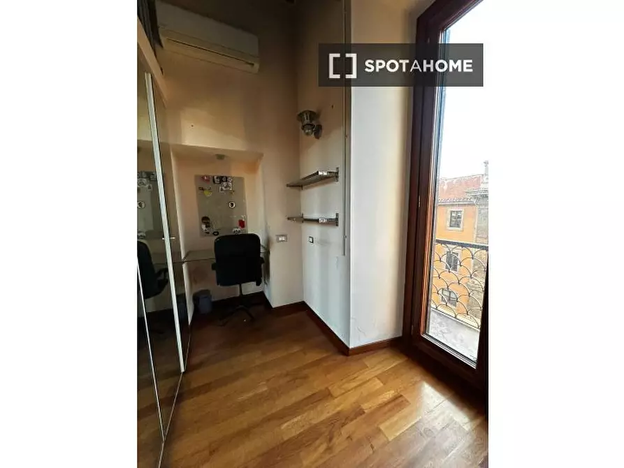 Immagine 5 di Camera condivisa in affitto  in Via Cavour a Roma