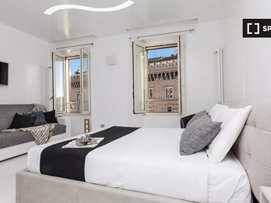 Immagine 10 di Appartamento in affitto  in Via Cesare Battisti, 00187 Roma RM, Italy a Roma