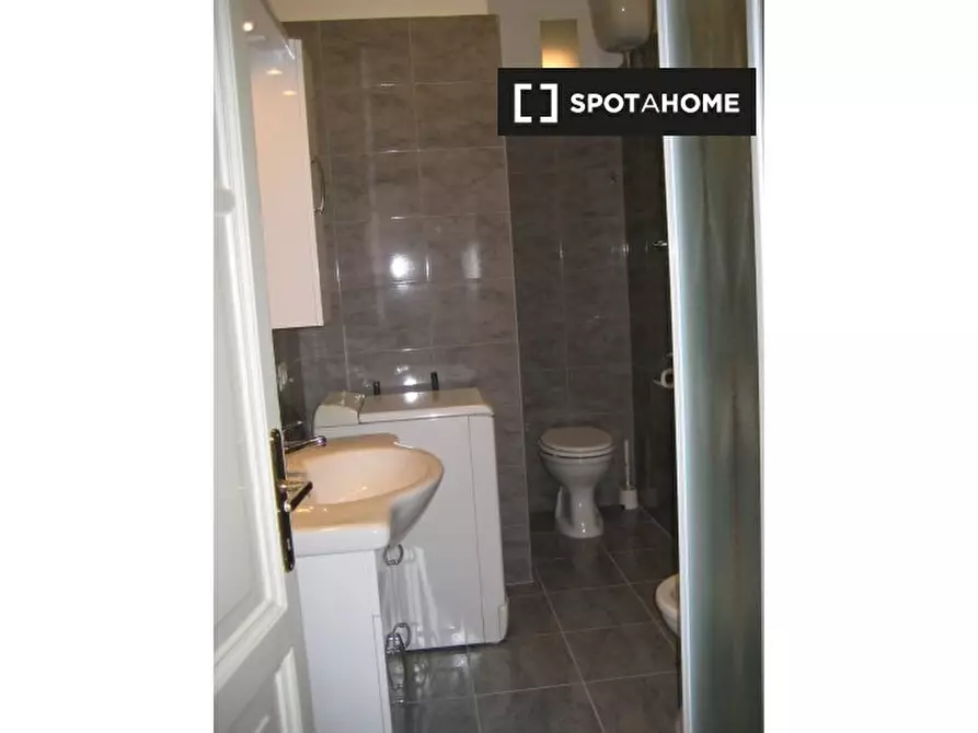 Immagine 7 di Camera condivisa in affitto  in Via degli Umbri a Roma