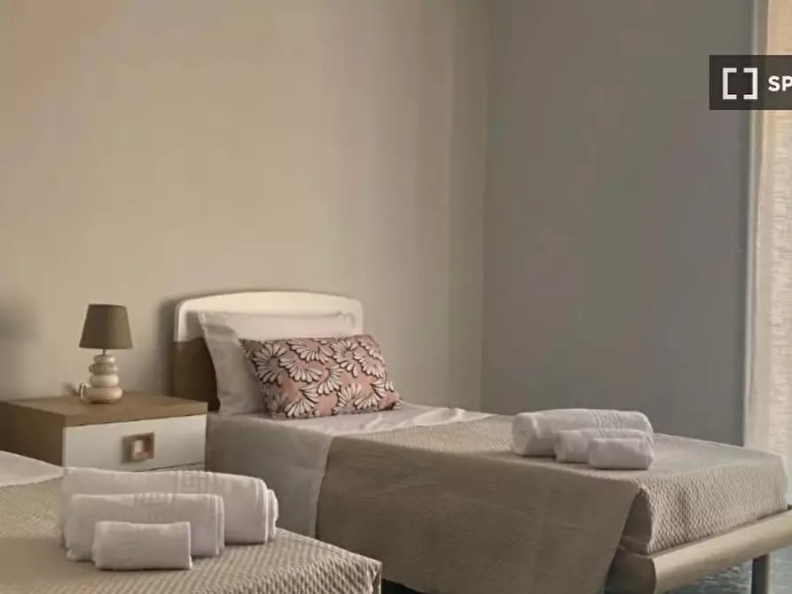 Immagine 1 di Camera condivisa in affitto  in Via Marco Aurelio Severino a Napoli