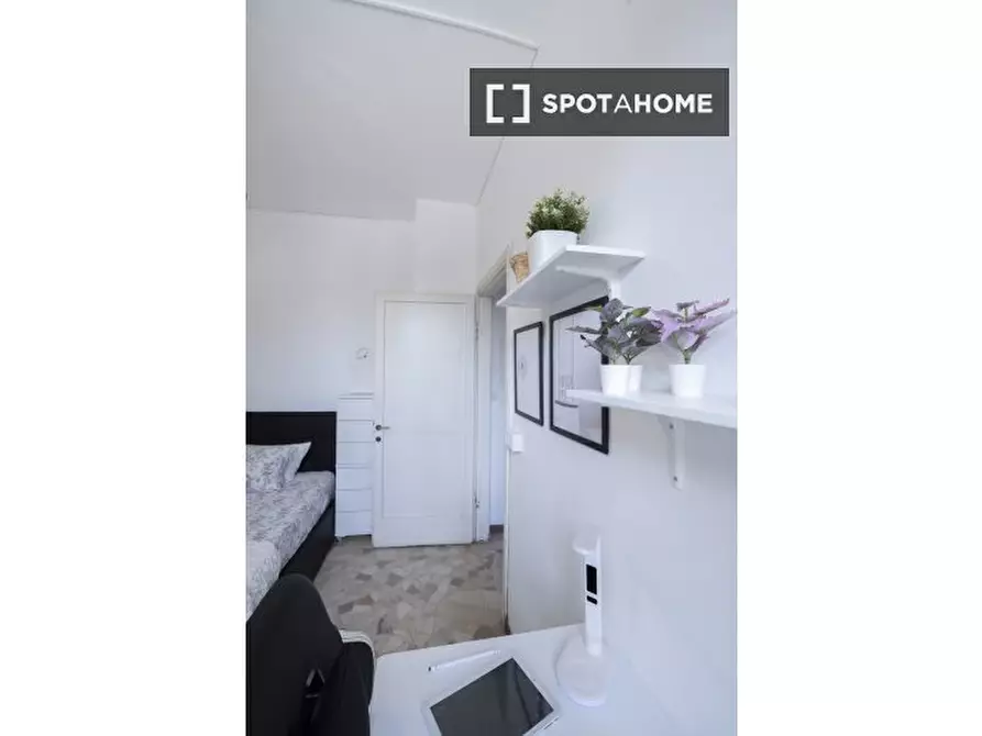 Immagine 4 di Camera condivisa in affitto  in Viale Francesco Restelli a Milano