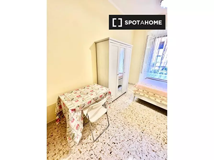 Immagine 3 di Camera condivisa in affitto  in Via Sebastiano Veniero a Roma