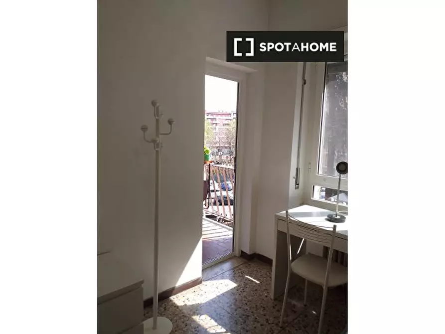 Immagine 2 di Camera condivisa in affitto  in Via Tripolitania a Roma