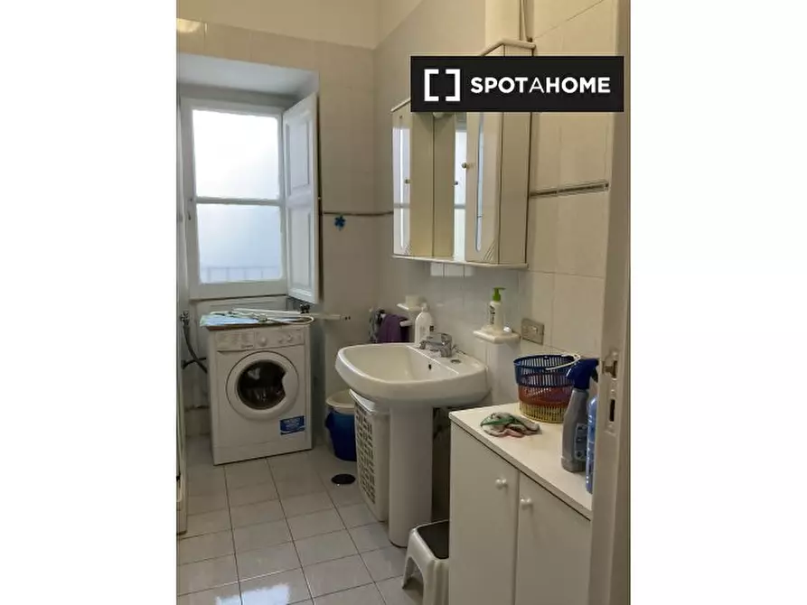 Immagine 17 di Camera condivisa in affitto  in Via Carminiello Al Mercato a Napoli