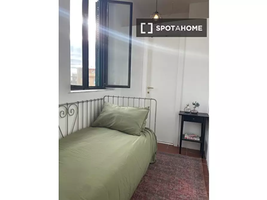 Immagine 1 di Camera condivisa in affitto  in Via Giulia di Gallese a Roma