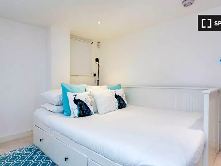 Immagine 2 di Appartamento in affitto  in Broomwood Road a Wandsworth