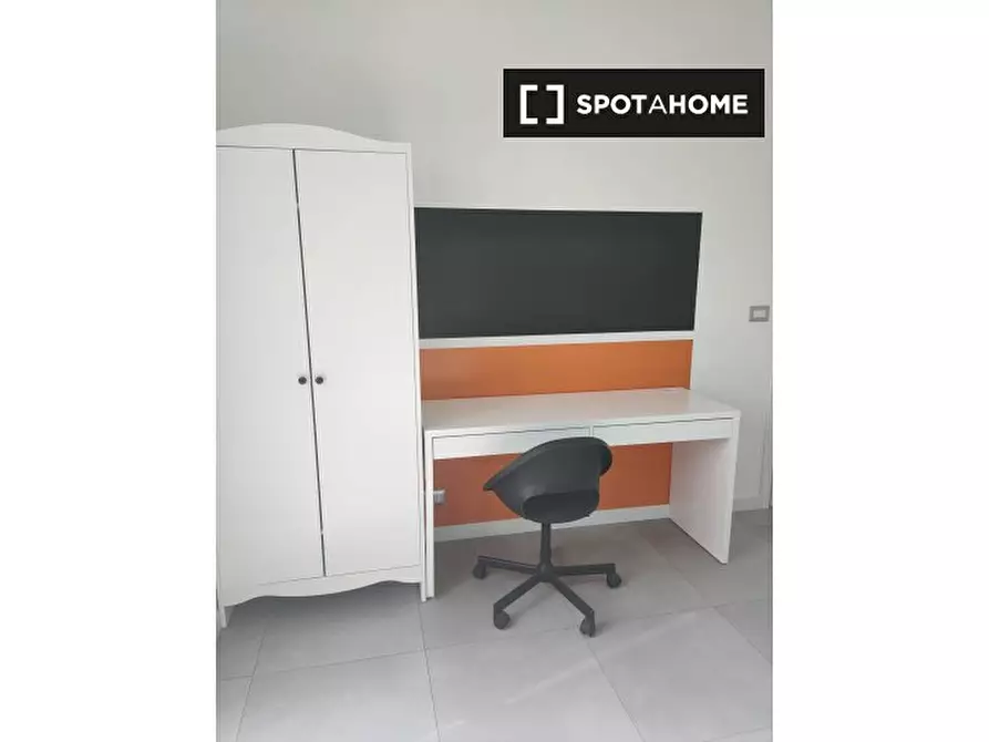 Immagine 9 di Camera condivisa in affitto  in Via Verolengo a Torino